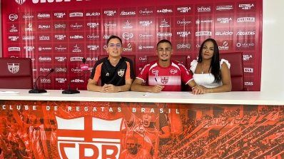 Erik,  lateral da base do CRB, assina contrato profissional 