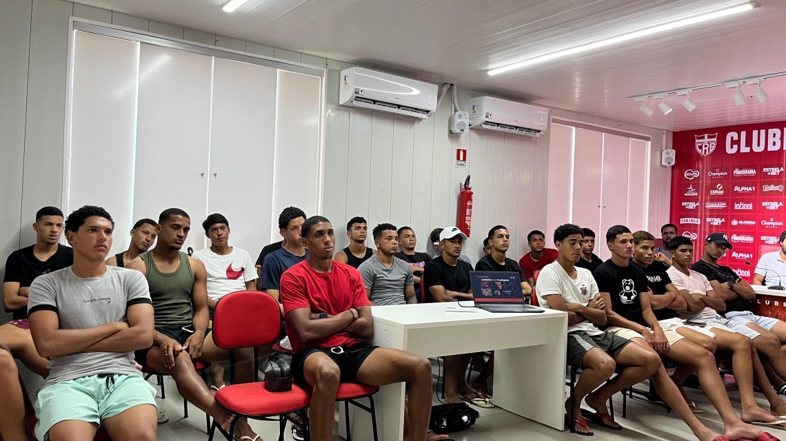 Garotos da base do CRB recebem palestra sobre planejamento financeiro