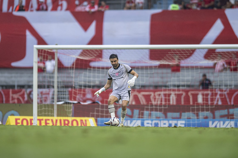 CRB renova com goleiro Matheus Albino até o fim de 2028