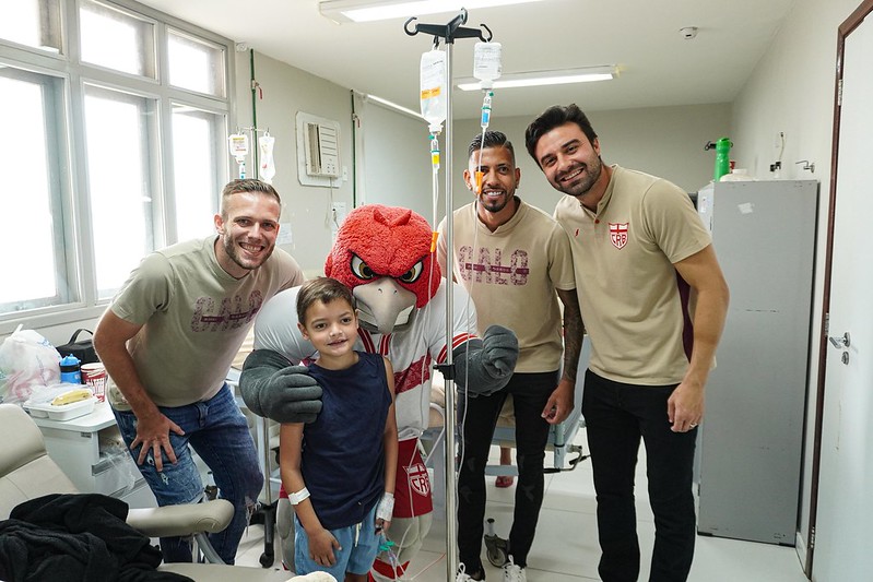 Jogadores do CRB visitam pacientes da oncologia pediátrica da Santa Casa de Maceió