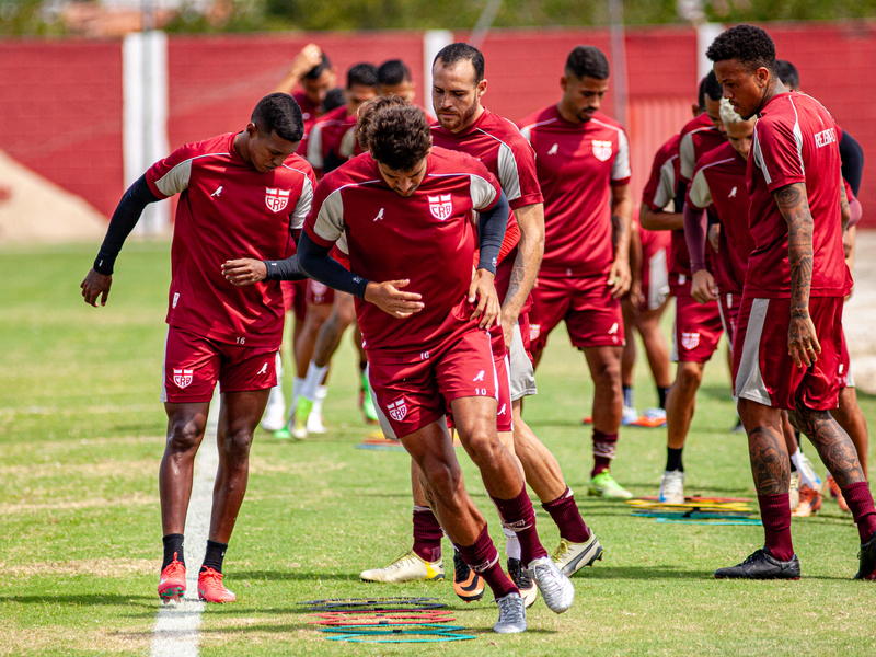 Hereda e João Neto treinam com o grupo no CT Ninho do Galo