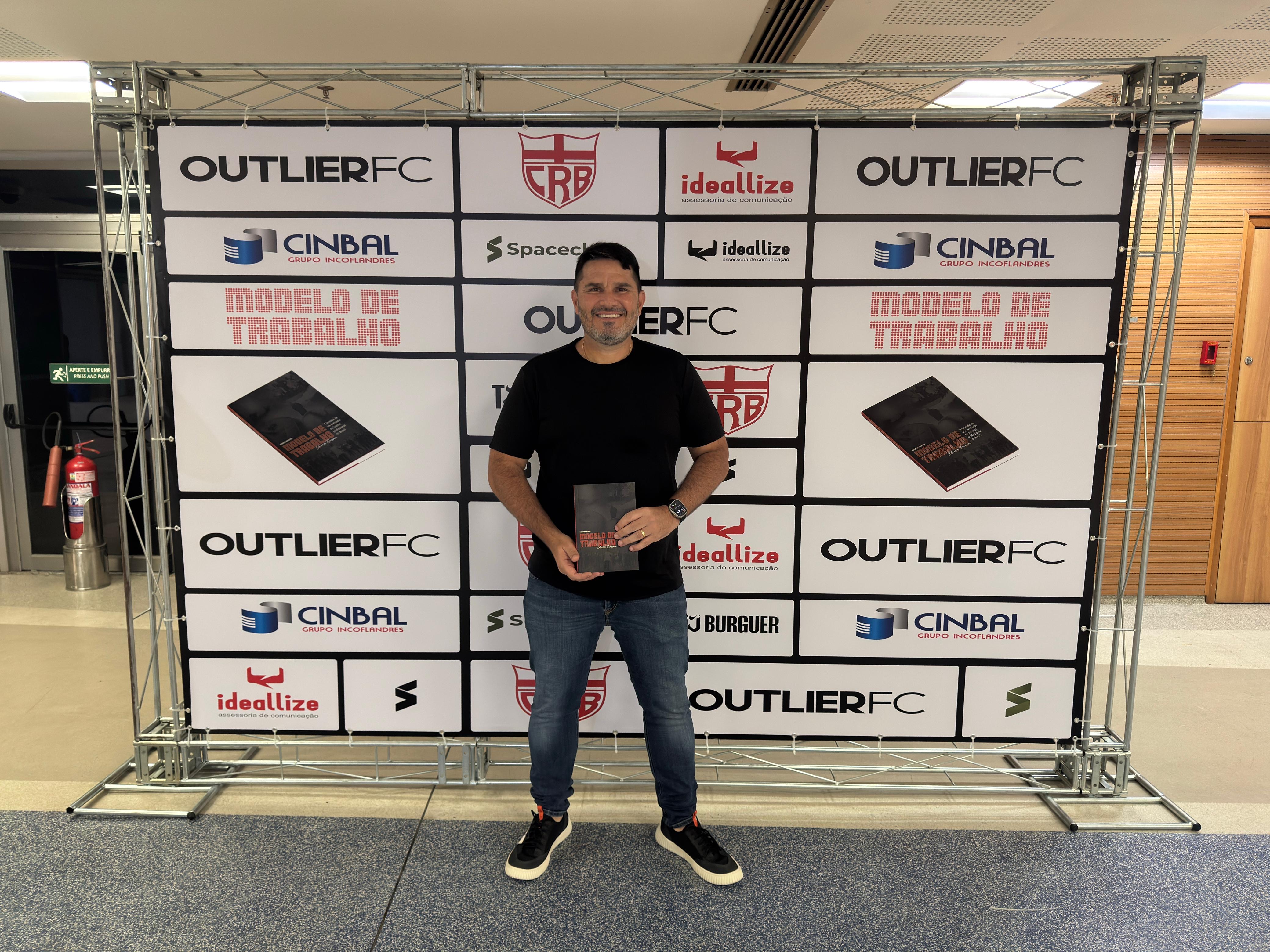 Livro “Modelo de Trabalho”, de Eduardo Barroca, será lançado em Maceió