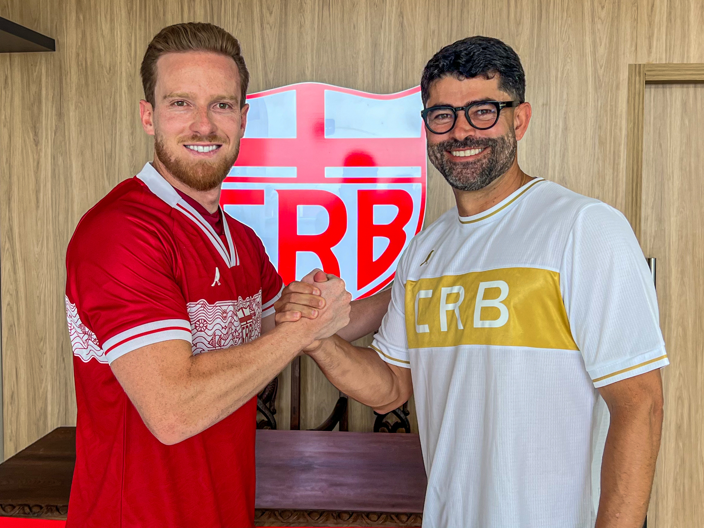 CRB apresenta oficialmente o lateral-esquerdo Lucas Lovat