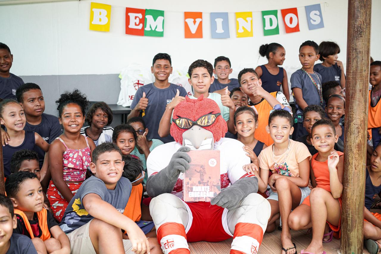 CRB distribui mais de 700 kits escolares por meio da campanha Avante Educação