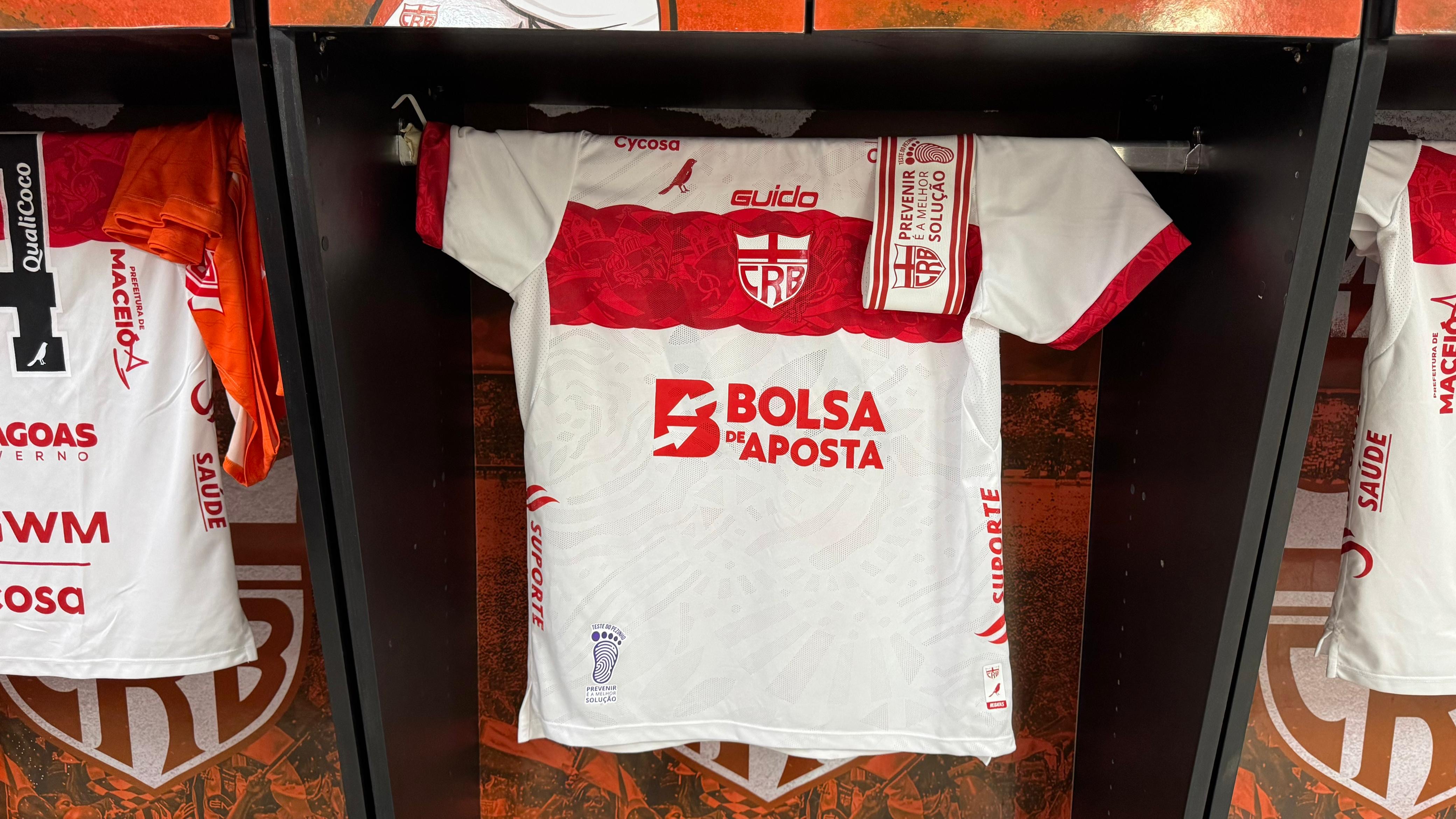 CRB usa patch especial em jogo e leiloa camisa e braçadeira pelo Teste do Pezinho