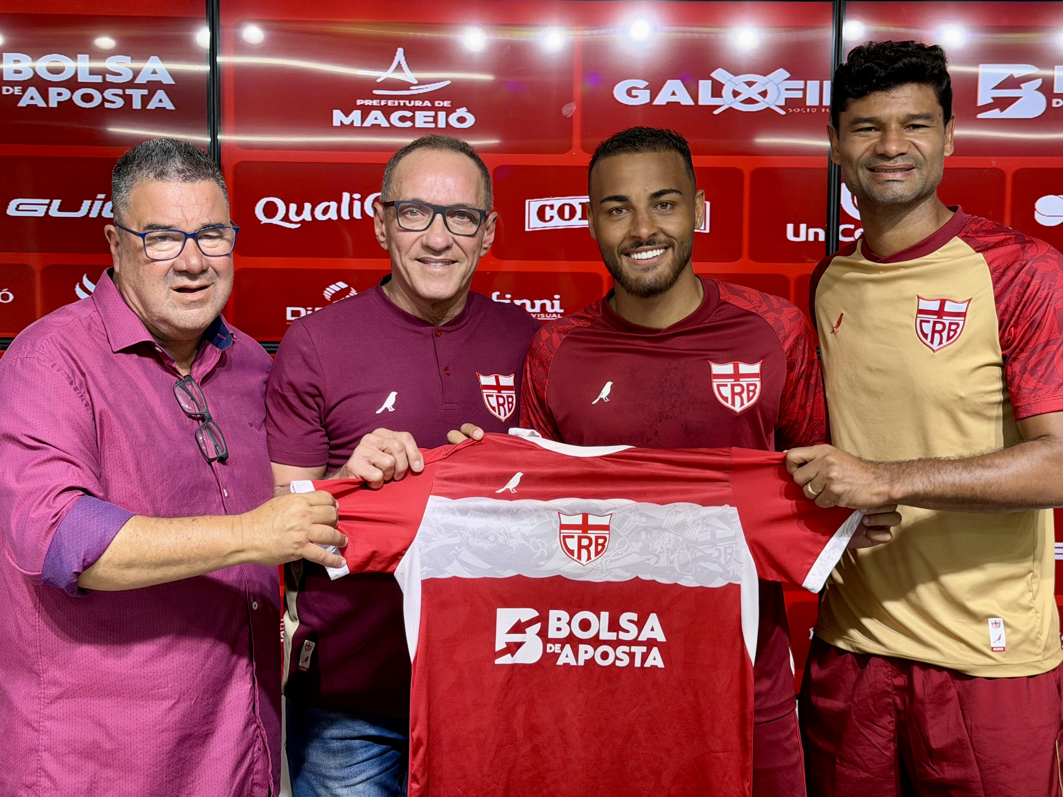 CRB apresenta o meia-atacante Estevão no CT Ninho do Galo