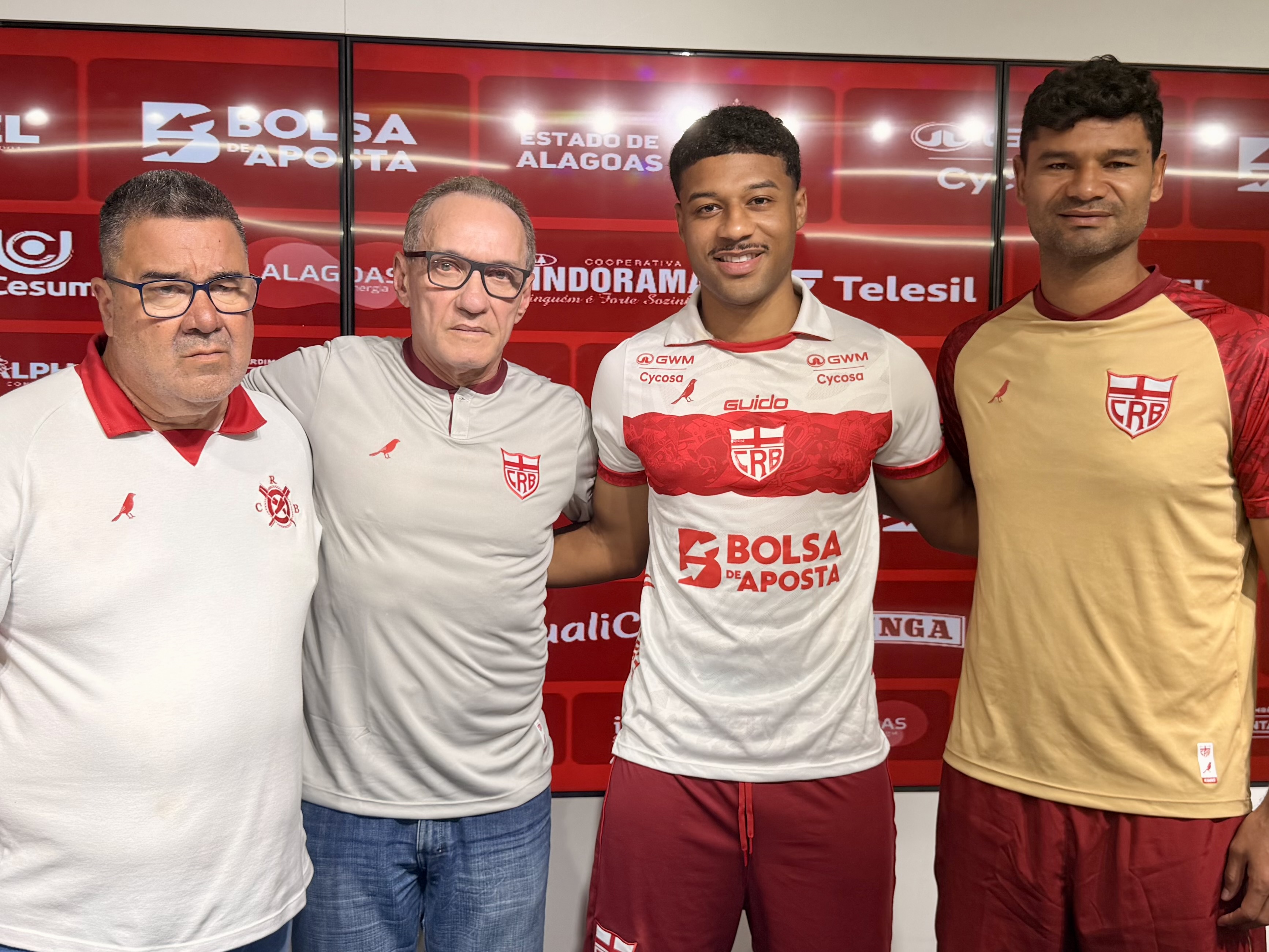 Volante Anderson Dias é oficialmente apresentado no CT Ninho do Galo