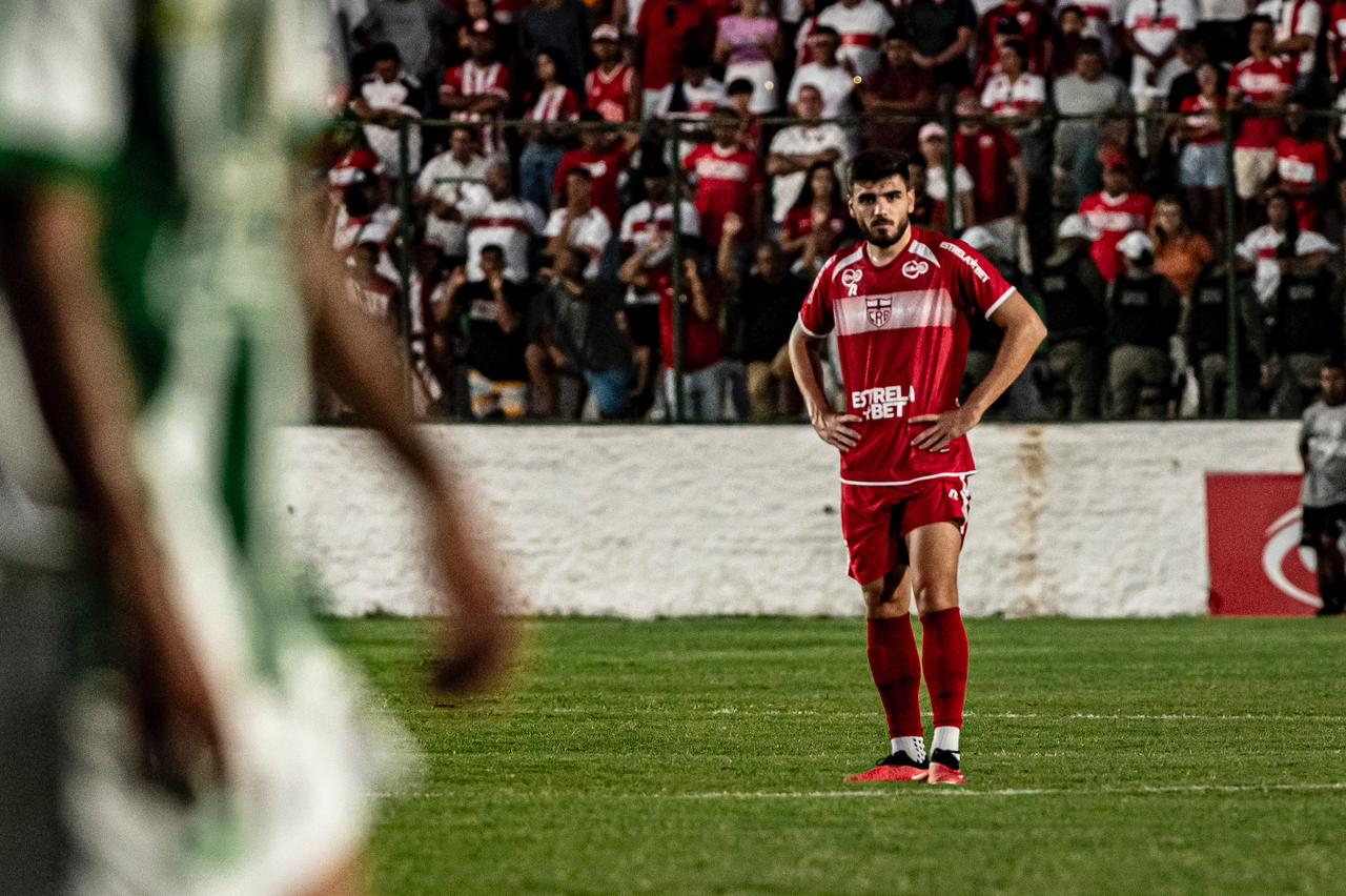 Zagueiro Heron passa por procedimento cirúrgico para recuperar fratura na clavícula direita